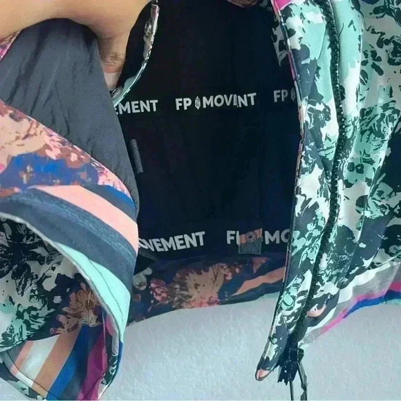 FP Movement Women's Bunny Slope Printed Puffer Jacket‎ Size M NWOT - Picture 12 of 16